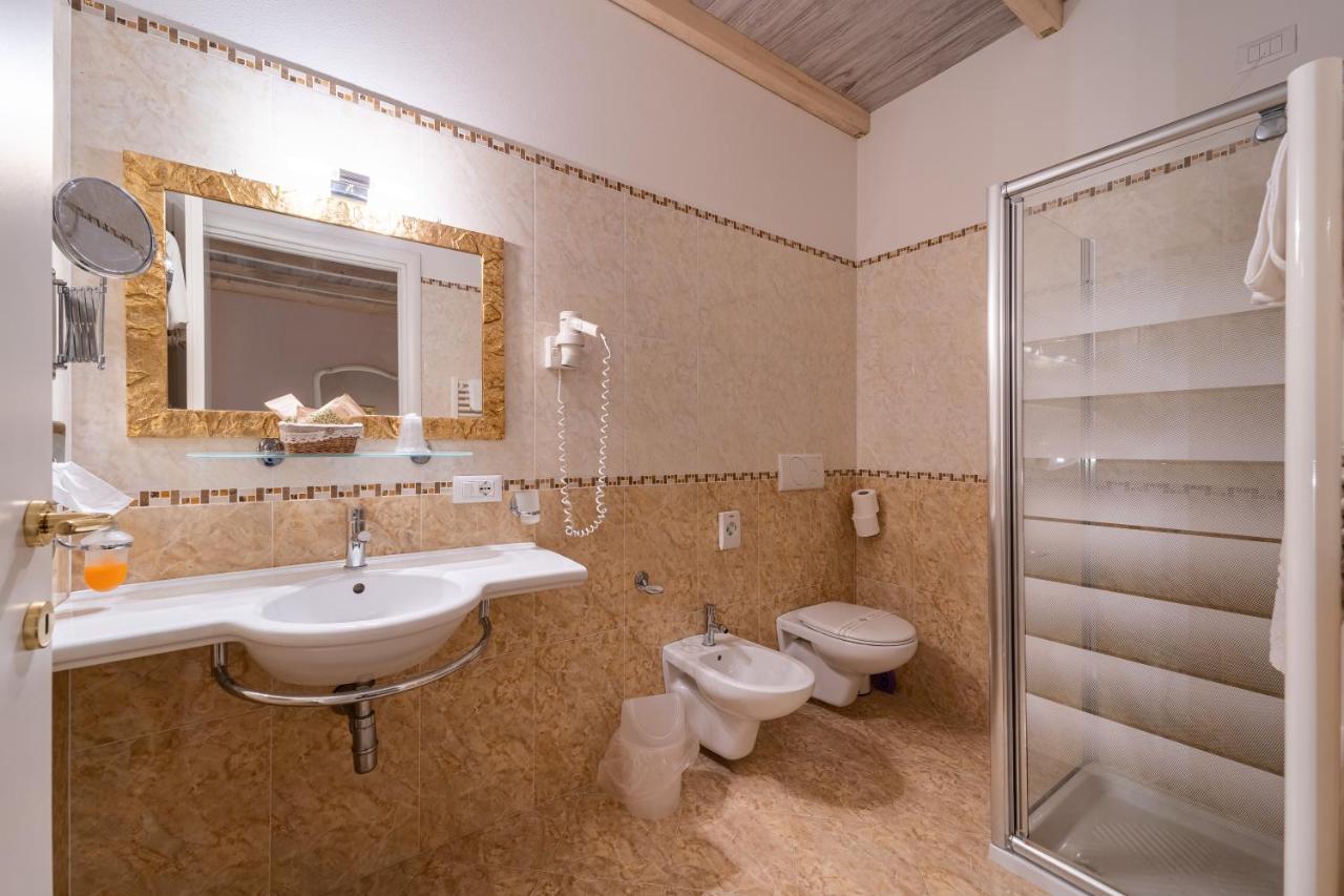 Borgo Dei Poeti Romantik Hotel Manerba del Garda Exterior photo